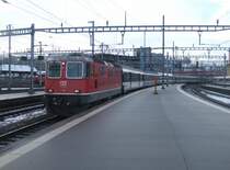 DER Dienst der Re 420 im Jahr 2009: Mit einem IR nach Locarno trifft die Re 4/4  11154 am 02.12.09 in Luzern ein. Ob diese Loks die GotthardIR's auch im kommenden Jahr zu 95 % ziehen werden wie in diesem Jahr, das wissen erst die Wenigsten.