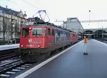 Antik- veraltetes Doppelpack: Mein 200. Bild auf bahnbilder.de zeigt ein Ae 6/6 Doppelpack am 02.12.09 in Luzern, bestehend aus der 610 492-1  Erstfeld  und der 11485  Thun . Mindestens bis Fahrplanwechsel wird an jedem Werktagsmorgen um 09:15 Uhr ein Ae 6/6 Doppelpack, Luzern verlassen. An bestimmten Tagen k�nnte es auch mal eine Re 6/6 oder eine Re 4/4  mit einer Ae 6/6 sein...