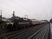 Am veregneten 5 Oktober 2009 steht die M�rklin 120er im Solinger Hauptbahnhof mit IC 2620. Dieser besteht aus 10 Wagen und einer abgeb�gelten 101er am Zugschluss. Die L�nge des Zuges d�rfte wohl auch der Grund sein warum die 120er nicht mehr am Bahnsteig steht.