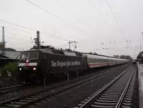 Am veregneten 5 Oktober 2009 steht die M�rklin 120er im Solinger Hauptbahnhof mit IC 2620. Dieser besteht aus 10 Wagen und einer abgeb�gelten 101er am Zugschluss. Die L�nge des Zuges d�rfte wohl auch der Grund sein warum die 120er nicht mehr am Bahnsteig steht.