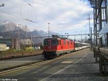 Re 4/4'' 11200 mit einem REX (Rheintal Express) nach St.Gallen am 27.11.09 in Sargans. Diese Re 4/4'' geh�rte zu jenen 6 Loks, die vor Jahren mit einem DB-Pantograph f�r die EC 19x ausger�stet wurde. 2003 �bernahmen diese Traktion die Cargo Re 421 und die Re 4/4'' 11195-11200 wurden wieder ''helvetisiert'', wo sie zusammen mit anderen Re2 eingesetzt werden.