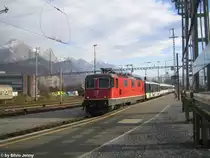 Re 4/4'' 11200 mit einem REX (Rheintal Express) nach St.Gallen am 27.11.09 in Sargans. Diese Re 4/4'' geh�rte zu jenen 6 Loks, die vor Jahren mit einem DB-Pantograph f�r die EC 19x ausger�stet wurde. 2003 �bernahmen diese Traktion die Cargo Re 421 und die Re 4/4'' 11195-11200 wurden wieder ''helvetisiert'', wo sie zusammen mit anderen Re2 eingesetzt werden.
