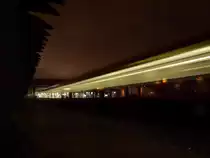 Bahnhof S�dkreuz bei Nacht: die Lichtspuren einer S-Bahn und der von der st�dtischen Beleuchtung angleuchtete regnerische Nachthimmel ergeben eine interessante Lichtszenerie.