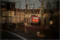 Im wilden Mastenwald: 143 166-7 verl��t Frankfurt S�d Richtung Hanau. (Januar 2008)