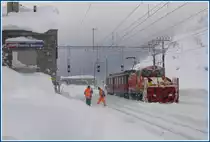 So langsam versinkt der Bahnhof Ospizio Bernina wieder im Schnee und das bereits am 01.12.2009. Per Handy wird der weitere Einsatz der Xrot 9218 mit der Leitstelle in Pontresina abgesprochen. (01.12.2009)