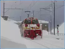 Xrot 9218 kommt von einem Streckeneinsatz Seite Alp Gr�m nach Ospizio Bernina zur�ck. Die Schneeverwehungen haben schon eine beachtliche H�he erreicht. (01.12.2009)