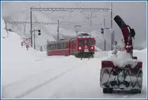 Der R 1654 mit ABe 4/4 II 48 und einem Panoramawagen ist der zweite Zug aus dem Puschlav und erreicht soeben die Station Alp Gr�m. F�r Interessierte, das Restaurant/Hotel im Bahnhof ist ab 12.12.2009 wieder ge�ffnet. (01.12.2009)