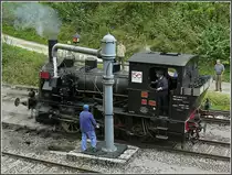 Die T3 6114 der Museumsbahn Train 1900 beim Wasserfassen am 13.09.09 im Bahnhof Fond de Gras. Die Lok wurde 1891 in der Firma SACM in Grafenstaden (Stra�burg) erbaut und geh�rt der Gattung T3 des Chemin de Fer d'Alsace-Lorraine (A.L.) an. Als sie nach Fond de Gras kam, war sie in einem extrem desolaten Zustand, sodass sie nur von Fachleuten mit Fabrikausr�stung wieder hergestellt werden konnte. Sie wurde ins AW Meiringen in Th�ringen �berf�hrt, wo ein neuer Kessel und viele andere Teile nachgebaut werden mussten. Am 01.05.97 konnte sie dann, fabrikneu, die Saison des Train 1900 er�ffnen. (Hans)    