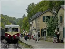 Museumsbahnflair im Bahnhof Fond de Gras am 13.09.09. W�hrend rechts im Bild eine Musikband Dixiemelodien spielt, wartet links der restaurierte Triebzug Westwaggon 208/218 (BJ 1956) auf die Fahrg�ste. Das Bild wurde vom Fu�g�nger�berweg aus gemacht. (Jeanny)  