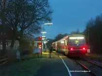 Bahnbhof Hof Neuhof am Morgen des 3.12.2009. Der 628 413 hat den Dienst des kürzesten Zuglaufes auf der Strecke nach Bad Steben und fuhr den Schülerzug um 7.17 Uhr über eine Distanz von einer Station vom Hofer Hauptbahnhof nach Neuhof. Kaum eingefahren mit Zugzielanzeige Hof-Neuhof wechselte diese nach  nicht einsteigen  und das Ausfahrsignal zeigte schon wieder grün für die Rückfahrt als LR zum Hbf. Ausgestiegen waren ca 20 Schüler.