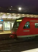 Die l�ngste Vollmondnacht in 2009 am Abend des 2.12.2009 in Hof Hbf. Ein 612er steht auf dem Lokgleis zwischen den Bahnsteigen zur Nachtruhe. �ber dem EG steht der Mond um ca. 17.30 noch nicht zu hoch....