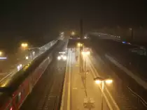 Blick vom  Kleppersteg  auf die im Nebel liegenden Bahnsteige des
Bahnhofs von Rosenheim. Rosenheim am 3. Dezember 2009.