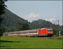 101 104 (9180 6101 104-8 D-DB) hat den EC 89 „Leonardo da Vinci“ am Haken und bringt ihn zum Brenner. (06.08.2009)