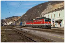 1142 705 an der Spitze dieses Kohlezuges am 3.12.2009 bei der Durchfahrt in Peggau-Deutschfeistritz. Theoretisch k�nnte es suich um 47031 oder 47029 nach Werndorf handeln.