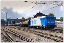 Der leere Schwer�lzug 47985 von Hamburg nach Schwechat, am 17.10.2009 �ber die Vorortelinie umgleitet und mit 185 529 bespannt, aufgenommen in Hernals. Ab 2010 wird diese Leistung durch die RCA gef�hrt.