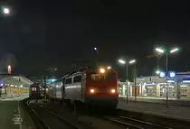 110 210-2 vom Betriebswerk Dortmund im Mondlicht in Wien Westbahnhof, kurz vor der Abfahrt des Touristiksonderzuges nach Landshut am 02.12.2009. Lt. Insiderinformationen war das sicher einer der letzten Besuche dieser Loktype in Wien.