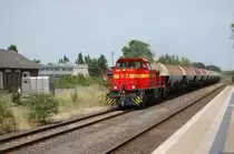 Eine Diesellok der Neusser Eisenbahn bringt einen Kalksilozug in eines der
Braunkohlenkraftwerke an der Erfttal-Bahn. Hier ist der Zug im Bahnhof Kapellen/Erft. MAK 1700 / 5.7.2008