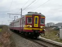 Belgische Altbautriebwagen. Die Triebwagen der Baureihe AM65, von der 20 St�ck hergestellt wurden, erkennt man an den horizontalen Leuchten. Hier Triebwagen 257 unmittelbar vor der Ankunft im Bahnhof Eupen, aufgenommen am 29/11/2009 am Bahn�bergang in Gemehret. 