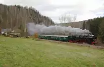 Am 28.11.09 fuhr die Eisenbahn-Nostalgie Chemnitz-Erzgebirge wieder einen Sonderzug durchs Erzgebirge. Die Garnutur bestand aus Wagen der Bauart Bag und Baag, bespannt war der Zug mit 52 8079-7. Die Reise f�hrte von Stollberg �ber Chemnitz, Annaberg, Schwarzenberg, Aue und weiter �ber die Zw�nitztalbahn nach Zw�nitz zum dortigen Weihnachtsmarkt. Hier ist der Zug zwischen Wolkenstein und Thermalbad-Wiesenbad unterwegs. Leider hat sich die Sonne kurz vorm passieren des Zuges hinter einer Wolke versteckt.