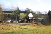 52 8079-7 ist am 28.11.09 mit ihren Reko-Wagen der Gattung Bag und Baag nahe Schlettau unterwegs. Das ist eine der wenigen Stellen, wo noch die sch�nen Telegraphenleitungen h�ngen.