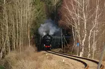 52 8079-7 ist am 28.11.09 mit ihren Reko-Wagen der Gattung Bag und Baag zwischen Scheibenberg und Markersbach unterwegs.