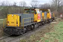 Die 6466 und 6474 von Railion NL bei der Ausfahrt aus W�lfrath Flandersbach , am 27,11,09