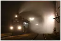 Viele Sonderz�ge verkehrten anl�sslich des 6.12.2009 in �sterreich. Den Fahrg�sten ist das zwar egal, aber authentische Garnituren geh�ren in �sterreich schon eher zur Seltenheit. Umso erfreulicher war es, dass der Verein Neue Landesbahn einen stilechten Zug zwischen Mistelbach und Hohenau anl�sslich des Alt-Mistelbacher Advends in Verkehr setzen konnten. Die Aufnahme zeigt 93.1420 mit ihrem SR 16687, welcher �brigens voll ausgelastet war, vor der Retourfahrt nach Hohenau.
