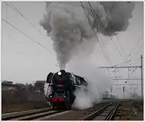 498.104 „Albatros jednička“ mit ihrem Sonderzug von Bratislava �ber Kuty, Trnava retour nach Bratislava, am 6.12.2009 bei der Ausfahrt aus �enkvice.