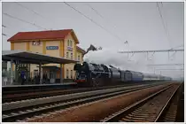 498.104 „Albatros jednička“ mit ihrem Sonderzug von Bratislava �ber Kuty, Trnava retour nach Bratislava, am 6.12.2009 bei der Einfahrt in �enkvice.