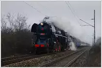 Am 6.12.2009 hatte 498.104 ihre erste �ffentliche Ausfahrt nach ihrer Wiederaufarbeitung. Von Bratislava ausgehend ging es �ber Kuty, durch die kleinen Karpaten nach Trnava  und �ber die Hauptstrecke wieder retour nach Bratislava. Wegen ihres eleganten �u�eren erhielten sie vom Betriebsdienst den Spitznamen „Albatros jednička“, ich kann mich aber erinnern, irgendwann einmal geh�rt zu haben, dass sie diesen Namen wegen ihrer Achsfolge 2&acute;D 1 erhalten haben soll. Insgesamt wurden in den Jahren 1952-1954 f�nfzehn St�ck der Baureihe 498.1 in den Skodawerken in Pilsen gebaut. Die Baureihe 498.1 ist eine Weiterentwicklung der Baureihe 498.0, welche ebenfalls von Skoda in Pilsen in einer St�ckzahl von 40 gefertigt wurde. Bis 1980 wurden alle Maschinen ausgemustert. Erhalten geblieben sind 498.104 als betriebsf�hige Museumslokomotive in Bratislava V�chod, 498.106 in Brno und 498.112 im Eisenbahnmuseum Lu�na u Rakovn�ka. Die Aufnahme zeigt den Sonderzug zwischen Bratislava hl und Dev�nska Nov� Ves.