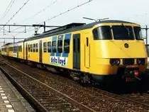 2885 mit Regionalzug 4654 Roosendaal-Dordrecht auf Bahnhof Lage Zwaluwe am 14-4-1992. Bild und scan: Date Jan de Vries.