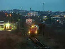 Blick vom Luftsteg in Hof auf die zur Ladestra�e dr�ckende 363651. Trotz Bewegung des Zuges ist es halbwegs geworden zu dieser dunklen Stunde um ca 7.30 Uhr. Kurz vorher musste das Z�gle beim S�gen durch den Bf auch �ber den Eselsr�cken, die lange Teleaufnahme ist aber leider nichts geworden...
