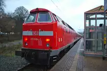 Ein ganz besonderes Nikolausgeschenk machten wir uns am 6.12. als wir mit dem Zusatz Re 16601 um 8:40h in Heiligenstadt gen Erfurt aufbrachen. Das besondere an disem zus�tzlichen Zug ist, das er von 219 084-1 gezogen wird. Hier kurz vor der Abfahrt in Heiligenstadt. Bis Gotha wird die Lok schieben.