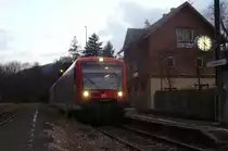 DB Regio Shuttle 650 023 mit Schwestereinheit standen am 4.12.09 zur R�ckfahrt in Richtung Wendlingen bereit. In 7 Minuten geht´s los. Wer nun diesen Kurs verpasst, hat die Ehre, mit den, 1 Stunde sp�ter verkehrenden N-Wagen - geschoben von einer BR 218 - zu fahren;)
- Bf Oberlennigen -