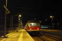 RB 13479 ist soeben aus Oberlenningen in den Wendlinger Bf eingefahren und wird nach einer Pause die Fahrt nach Kirchheim wieder aufnehmen, um von dort wieder zur�ck nach Wendlingen zu fahren. Dann geht´s noch einmal zur�ck nach Oberlennigen und als Lz in Richtung KBS 760. Wem´s halt interessiert...
Auf jeden Fall ben�tigte man f�r eine solche kurze Fahrt 2 Zugbegleiter, die, so nahm ich dies jedenfalls auf, unter anderem w�hrend der Fahrt mit dem Tf, Radio h�rten;)
Na ja, auch wenn dies nicht gerade gestattet ist, bleibt fast nichts anderes �brig - bei dem Pendelverkehr.
Die Teckbahn ist bewundernswert, aber auch nicht gerade ungef�hrlich, bei den mehrmals, vorkommenden unbeschrankten Bahn�berg�ngen. Das Hupen und die dazugeh�rige 20km/h Beschr�nkung machen letztendlich auch diesen Reiz aus. Nicht zu vergessen die, an manchen Haltestellen, manuelle Abfertigung, seitens des Lokf�hrers - gerade bei den BR 650.
Das Teilst�ck zwischen Dettingen(Teck) und Owen zeichnet f�r mich pers�nlich die Teckbahn aus - nicht zu vergessen, die noch existierenden 218er, in dem Fall befand sich die 218 491-9 /BW Ulm/, hinterm Hacken.
