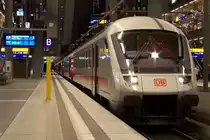 IC 2352 nach Erfurt Hbf pr�sentierte sich mit einem sehr sauberen Steuerwagen hier am Berliner Hbf (tief). Als Lok diente 120 103-7. 05.12.2009

