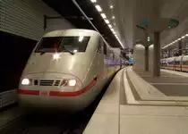 ICE 892 nach Hamburg Hbf als Anschlusszug des ICE 1708 steht hier zu Abfahrt bereit. Berlin Hbf (tief) den 05.12.2009
 