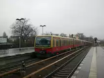 BR 481 als S2 nach S-Bahnhof Blankenfelde im S-Bahnhof Berlin Bornholmer Stra�e.