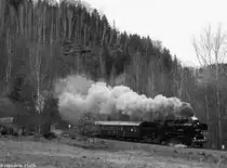 Reichsbahn vor 25 Jahren: Am 28.11.1984 ist die Leihweise im Bw Karl Marx-Stadt Hilbersdorf beheimatete 52 8079 mit ihrem  Dreiachser -Zug nahe Wolkenstein in Richtung Annaberg unterwegs. Normalerweise pr�gen Loks der Baureihen 50, 110 und 118 die Linie durch das Zschopautal.