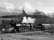 Reichsbahn vor 25 Jahren: Umlaufbedingt ist die Leihweise im Bw Karl-Marx-Stadt Hilbersdorf beheimatete 52 8079 mit ihrem  Dreiachser -Zug auch auf der BSg-Linie unterwegs. 
Die Reko-52 rollte mit ihrem Personenzug nach Schwarzenberg am 28.11.1984 durch Schlettau. 
