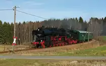 Reichsbahn vor 25 Jahren: Am 28.11.1984 ist die Leihweise im Bw Karl Marx-Stadt Hilbersdorf beheimatete 52 8079 mit ihrem  Dreiachser -Zug nahe Markersbach in Richtung Schwarzenberg unterwegs. 
Auch zu Reichsbahnzeiten hatten schon Schrottdiebe ein Auge auf die Telegrafenleitungen...