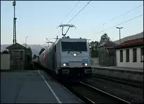 Am Abend des 06.08.2009 durchfahren 185 662 und eine Kombiverkehr 185 6. mit einem Kombizug den Bahnhof Kiefersfelden.