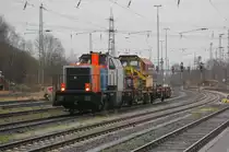 212 132 f�hrt am 5.12.2009 mit einem Schienladekran in Kreiensen ein