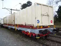 ACTS-Wagen Slps-x (33 85 4727 076-3) in Kreuzlingen Hafen am 05.12.2009.
Ist das ein neues Farbkonzept von ACTS (hellgrauer Rahmen und rote Drehgestelle) oder war das nur ein Farbversuch?