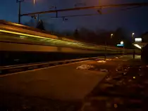 Bahnhof M�rschwil - Ein RE auf dem Weg nach Rorschach am 04.12.2009.
Durch die Wagenfenster hindurch ist das Bahnhofsschild erkennbar.
Dieses Schild ist im Gegensatz zu dem Schild auf der rechten Bildseite lesbar, weil das Licht der Neonlampe �ber dem Schild durch die Wagen verdeckt wird.