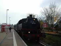 BR 64 mit Sonderzug f�hrt in den Bahnhof Hugstetten/Breisgau ein,
Nov.2008
