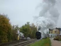 BR 64 mit Sonderzug verl��t den Bahnhof Hugstetten/Breisgau,
Nov.2008