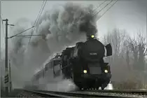 Zum M�rzer Adventmarkt fahren die Dampflok 52.4984 und die E-Lok 1010.10 mit dem Sdz 16653. 
Gloggnitz 8.12.2009

