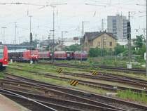 V200 steht in Mannheim Hbf bei alten Flachwagen die Bald verschrottet werden. Daneben eine 185 und eine halbe ET425.