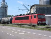 155 207 f�hrt am 02.06.2005 mit einem Kesselwagen-Zug aus dem Kalruher Rheinhafen. 